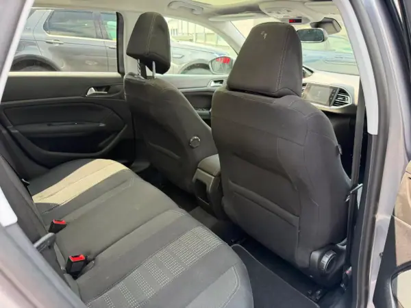 Peugeot 308 SW 2015 - 9900 EUR, 279000 km - AUTO.MOTO.pt - 279000km - foto 15 de 16