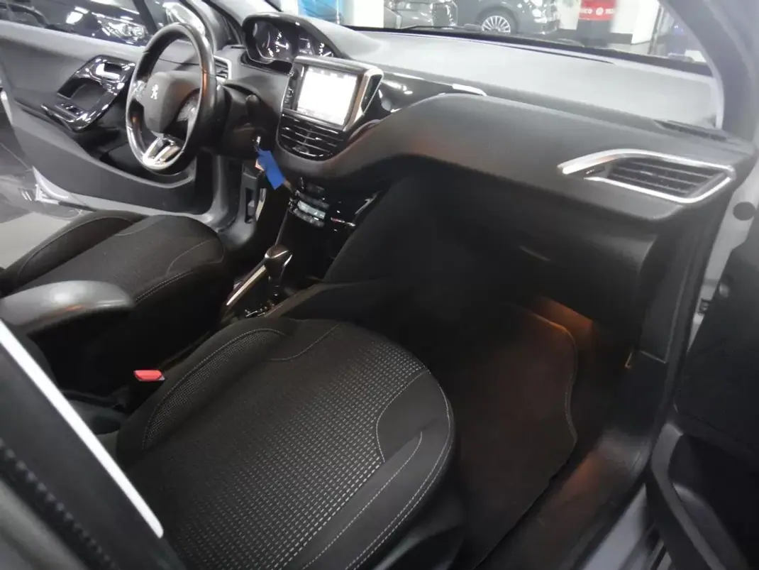 Peugeot 208 2019 - 11490 EUR, 71000 km - 71000km - foto 11 de 24