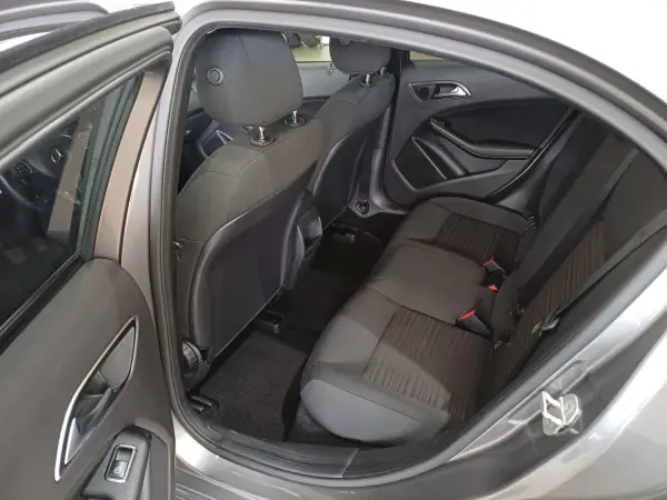 Mercedes-Benz A 180 2017 - 17490 EUR, 102325 km - AUTO.MOTO.pt - 102325km - foto 10 de 13