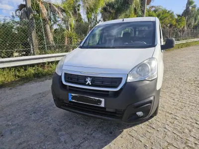 Peugeot Partner 2016 - 8750 EUR, 170000 km - AUTO.MOTO.pt - 170000km - foto 2 de 6