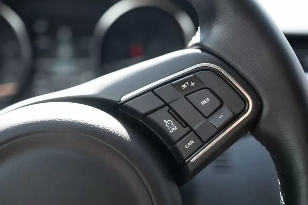 Jaguar E-Pace 2018 - 23900 EUR, 128980 km - 128980km - foto 16 de 29