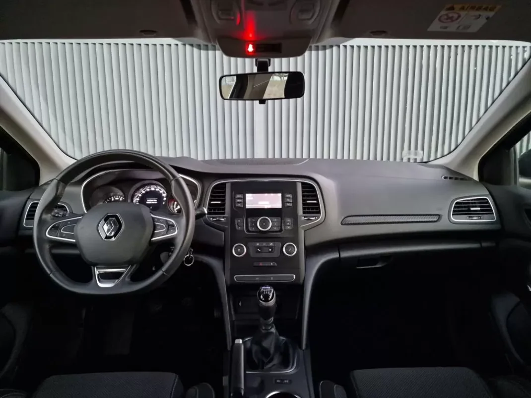 Renault Mégane Sport Tourer 2019 - 15990 EUR, 80068 km - AUTO.MOTO.pt - 80068km - foto 13 de 24