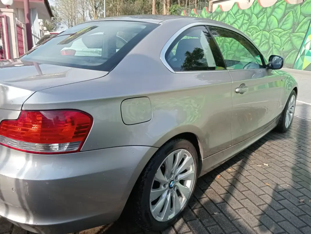BMW 120 2009 - 11900 EUR, 197000 km - AUTO.MOTO.pt - 197000km - foto 16 de 17
