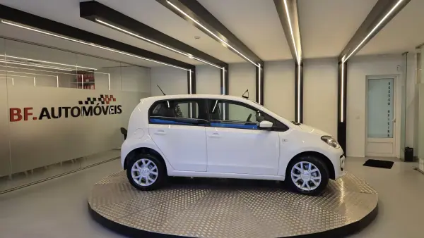 Volkswagen Cross Up! 2013 - 7750 EUR, 154338 km - AUTO.MOTO.pt - 154338km - foto 8 de 47