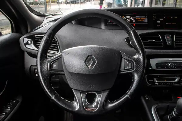 Renault Grand Scénic 2015 - 8990 EUR, 282413 km - AUTO.MOTO.pt - 282413km - foto 12 de 43