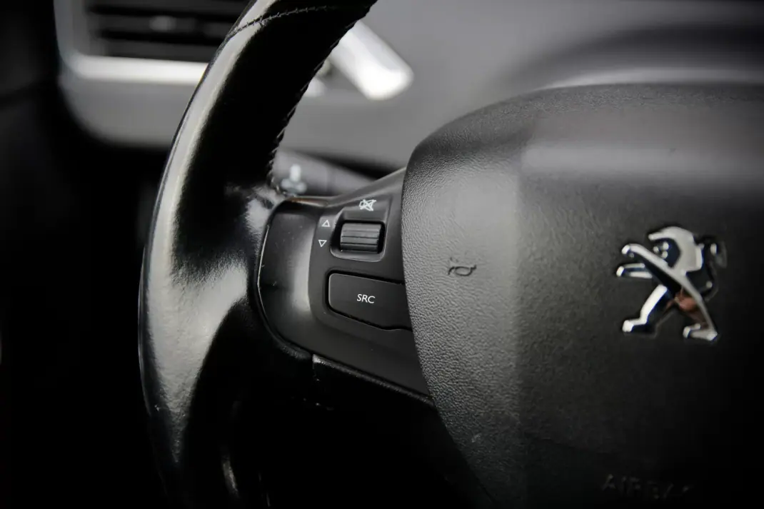 Peugeot 2008 2017 - 12900 EUR, 100000 km - AUTO.MOTO.pt - 100000km - foto 18 de 27