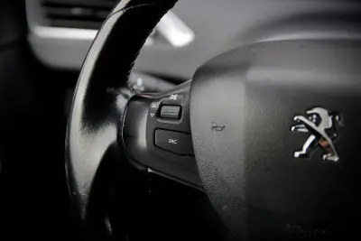 Peugeot 2008 2017 - 12900 EUR, 100000 km - AUTO.MOTO.pt - 100000km - foto 18 de 27