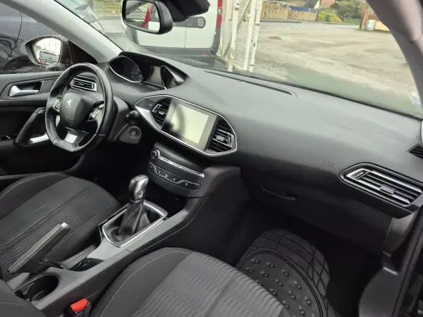 Peugeot 308 SW 2016 - 9500 EUR, 276600 km - AUTO.MOTO.pt - 276600km - foto 11 de 12