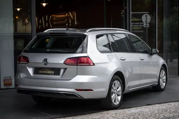Volkswagen Golf Variant 2018 - 10750 EUR, 320319 km - AUTO.MOTO.pt - 320319km - foto 4 de 39