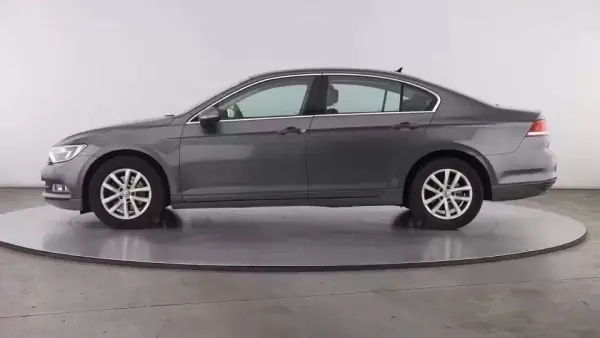 Volkswagen Passat 2016 - 9250 EUR, 190000 km - AUTO.MOTO.pt - 190000km - foto 17 de 23