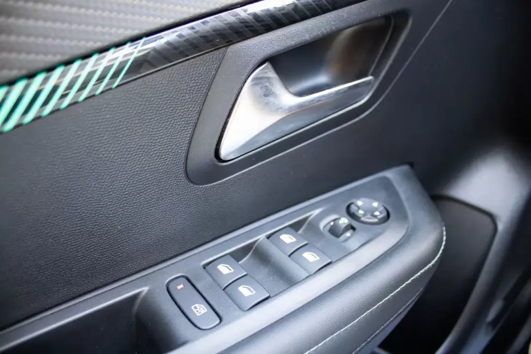 Peugeot 208 2023 - 16999 EUR, 96737 km - AUTO.MOTO.pt - 96737km - foto 32 de 34