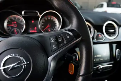 Opel Adam 2017 - 11400 EUR, 77000 km - AUTO.MOTO.pt - 77000km - foto 21 de 26