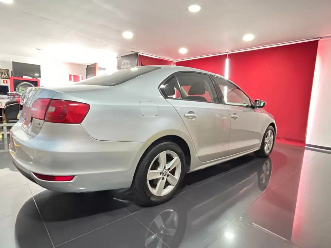 Volkswagen Jetta 2011 - 8500 EUR, 224614 km - AUTO.MOTO.pt - 224614km - foto 6 de 21