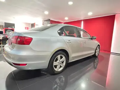 Volkswagen Jetta 2011 - 8500 EUR, 224614 km - AUTO.MOTO.pt - 224614km - foto 6 de 21