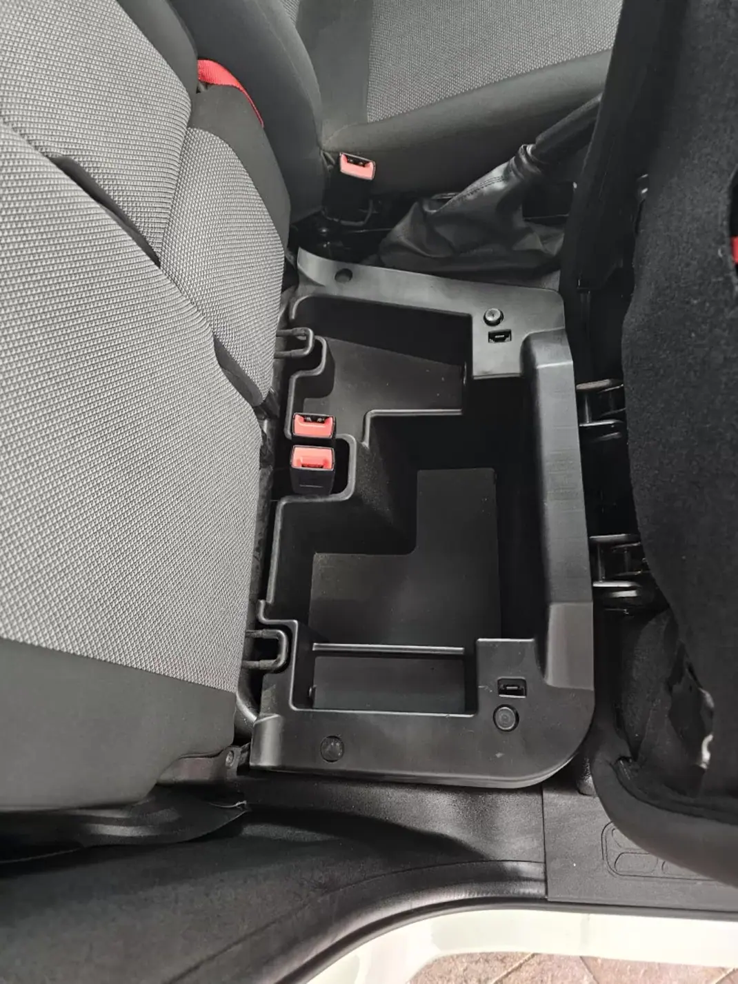 Fiat DOBLO CARGO 1.3 MULTIJET EASY 2018 - 10250 EUR, 177400 km - AUTO.MOTO.pt - 177400km - foto 18 de 26