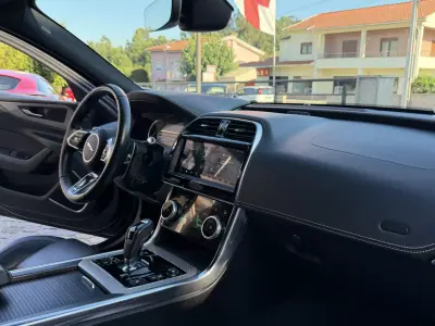 Jaguar XE 2019 - 24500 EUR, 127874 km - AUTO.MOTO.pt - 127874km - foto 8 de 21