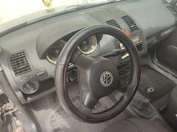 Volkswagen Polo 2001 - 1300 EUR, 228796 km - AUTO.MOTO.pt - 228796km - foto 12 de 15