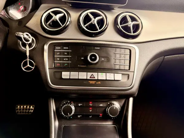 Mercedes-Benz CLA 200 2018 - 24990 EUR, 139299 km - AUTO.MOTO.pt - 139299km - foto 15 de 23