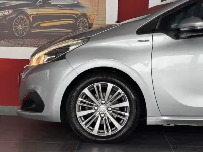Peugeot 208 2018 - 13500 EUR, 100609 km - AUTO.MOTO.pt - 100609km - foto 8 de 21