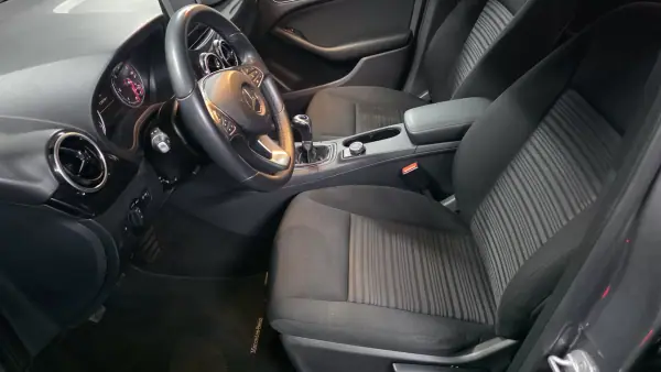 Mercedes-Benz B 180 2017 - 15990 EUR, 120000 km - AUTO.MOTO.pt - 120000km - foto 5 de 27