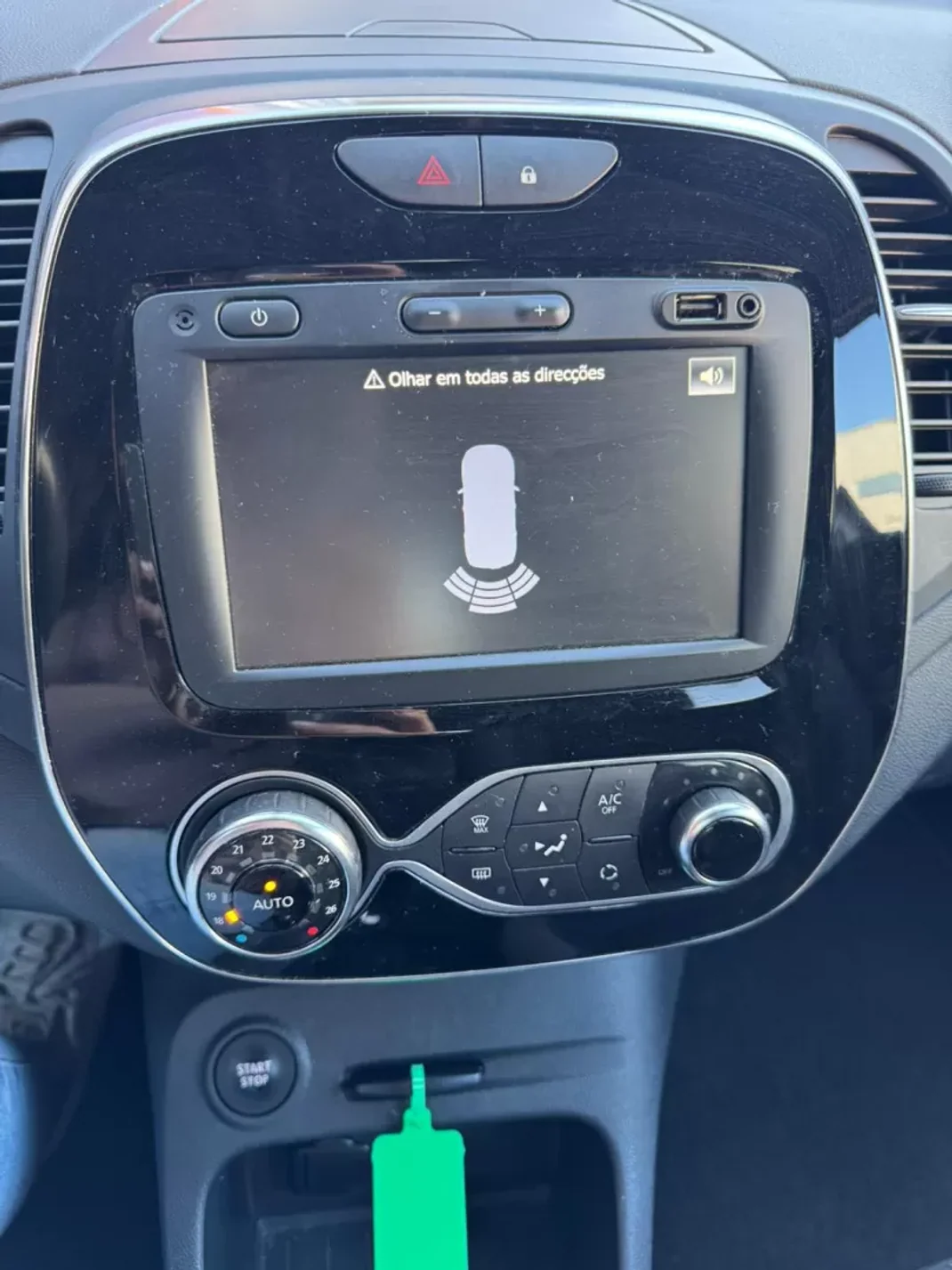 Renault Captur 2019 - 17250 EUR, 82289 km - AUTO.MOTO.pt - 82289km - foto 10 de 27