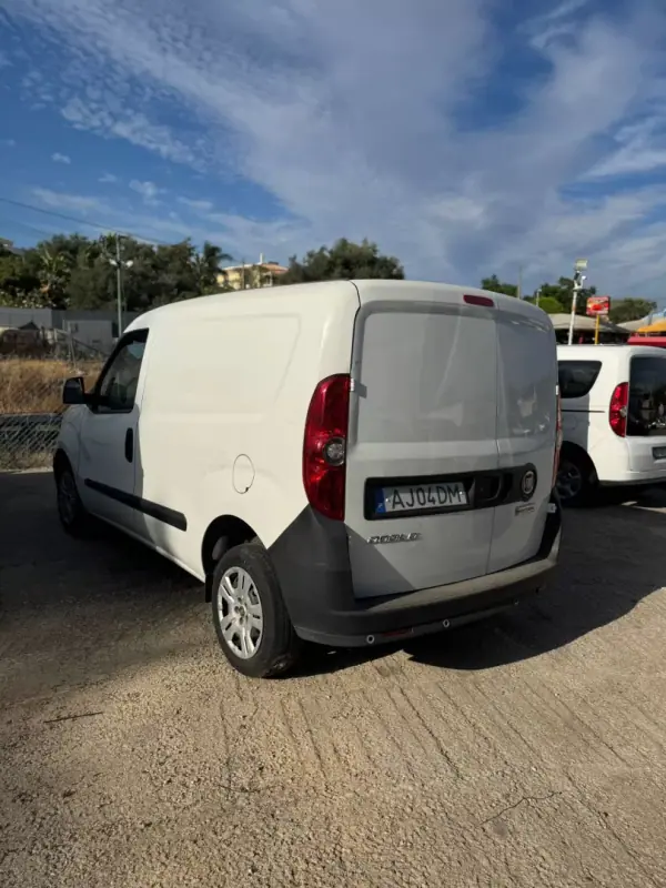 Fiat Doblo 2021 - 13500 EUR, 131273 km - AUTO.MOTO.pt - 131273km - foto 4 de 8