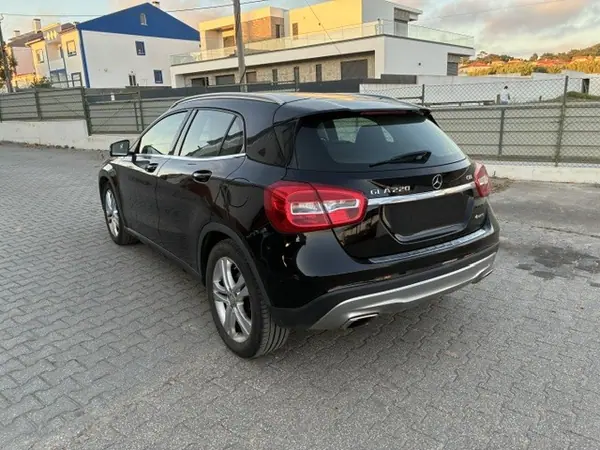 Mercedes-Benz GLA 220 2015 - 17000 EUR, 197000 km - AUTO.MOTO.pt - 197000km - foto 5 de 11