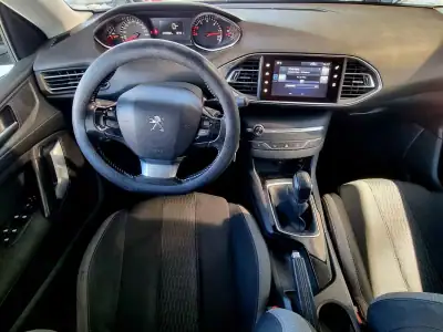 Peugeot 308 SW 2017 - 7900 EUR, 220982 km - AUTO.MOTO.pt - 220982km - foto 5 de 17