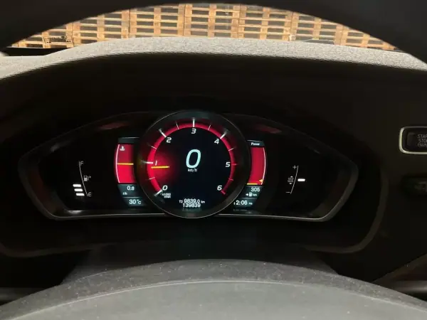 Volvo V40 Cross Country 2015 - 11450 EUR, 139839 km - AUTO.MOTO.pt - 139839km - foto 8 de 11