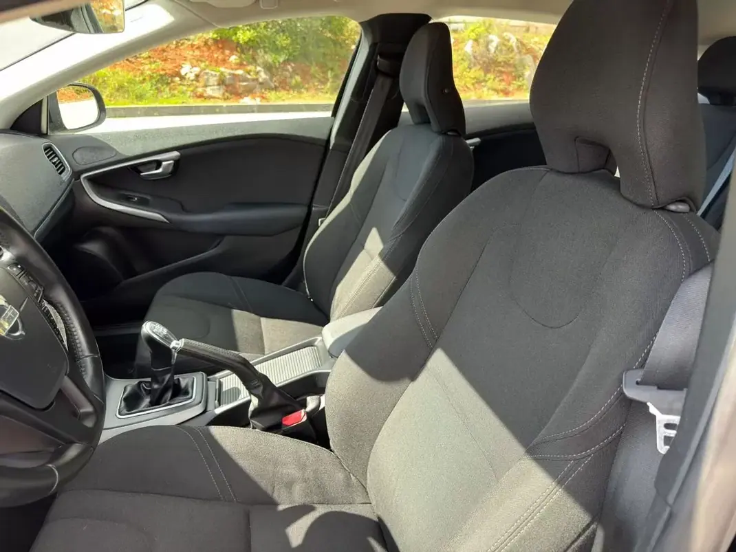 Volvo V40 2014 - 10500 EUR, 169600 km - AUTO.MOTO.pt - 169600km - foto 31 de 32