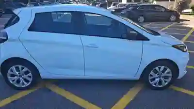 Renault Zoe 2020 - 12700 EUR, 78500 km - AUTO.MOTO.pt - 78500km - foto 7 de 13