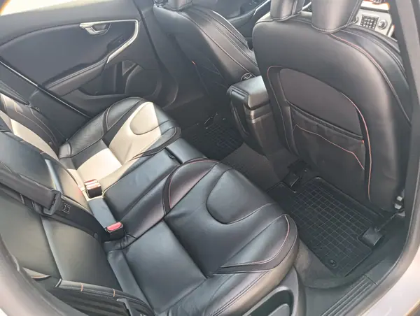 Volvo V40 Cross Country 2016 - 11000 EUR, 220000 km - AUTO.MOTO.pt - 220000km - foto 3 de 13