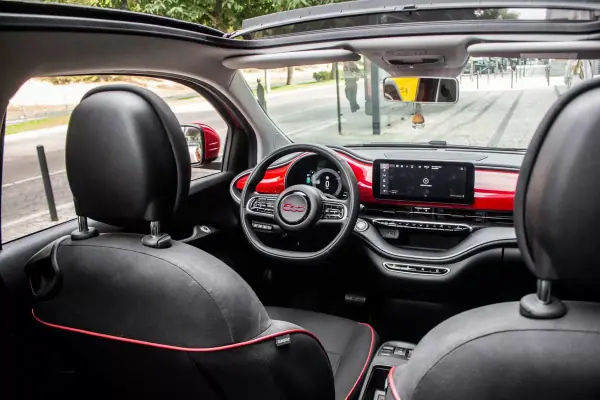 Fiat 500e C 2021 - 16750 EUR, 53714 km - AUTO.MOTO.pt - 53714km - foto 27 de 38