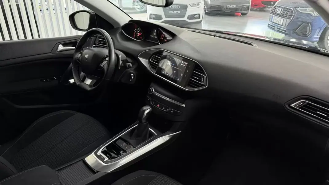Peugeot 308 2019 - 15990 EUR, 117723 km - AUTO.MOTO.pt - 117723km - foto 21 de 23
