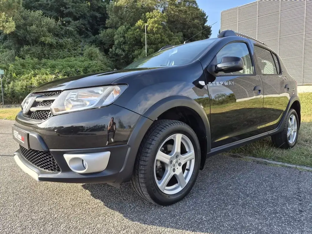 Dacia Sandero 2016 - 10499 EUR, 31976 km - AUTO.MOTO.pt - 31976km - foto 1 de 26