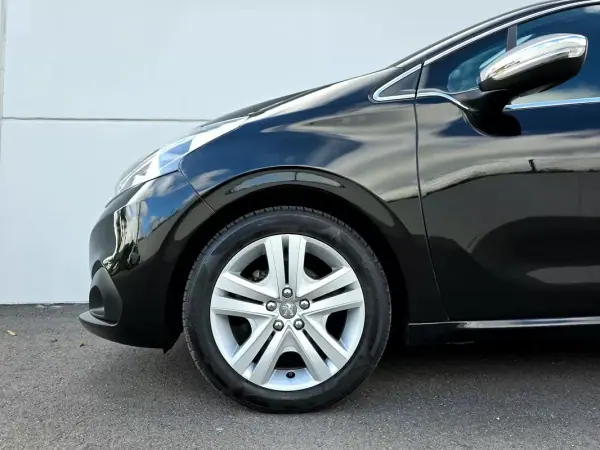 Peugeot 208 2019 - 9750 EUR, 75000 km - AUTO.MOTO.pt - 75000km - foto 5 de 37
