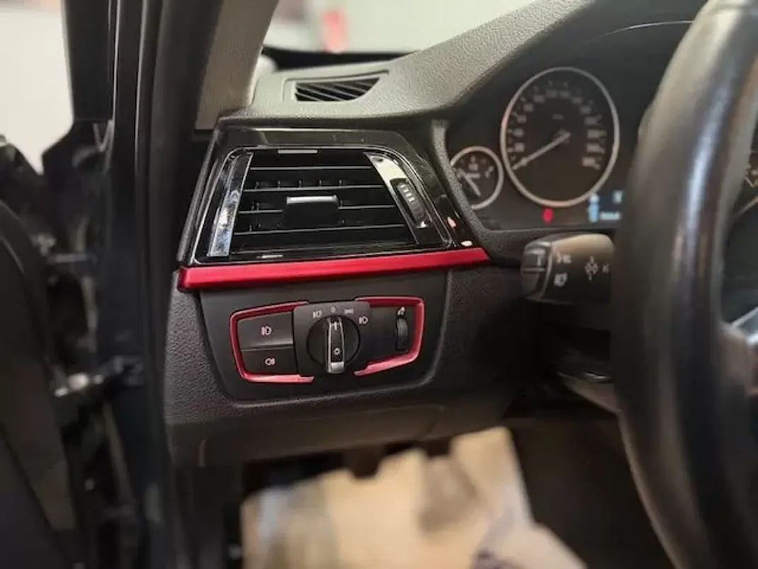 BMW 320 2013 - 11250 EUR, 242000 km - AUTO.MOTO.pt - 242000km - foto 15 de 20