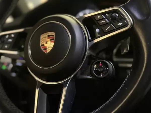 Porsche Panamera 2020 - 76990 EUR, 142770 km - AUTO.MOTO.pt - 142770km - foto 16 de 25