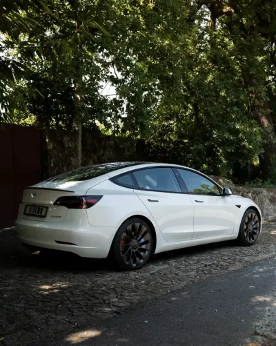 Tesla Model 3 2021 - 31999 EUR, 127000 km - AUTO.MOTO.pt - 127000km - foto 2 de 14