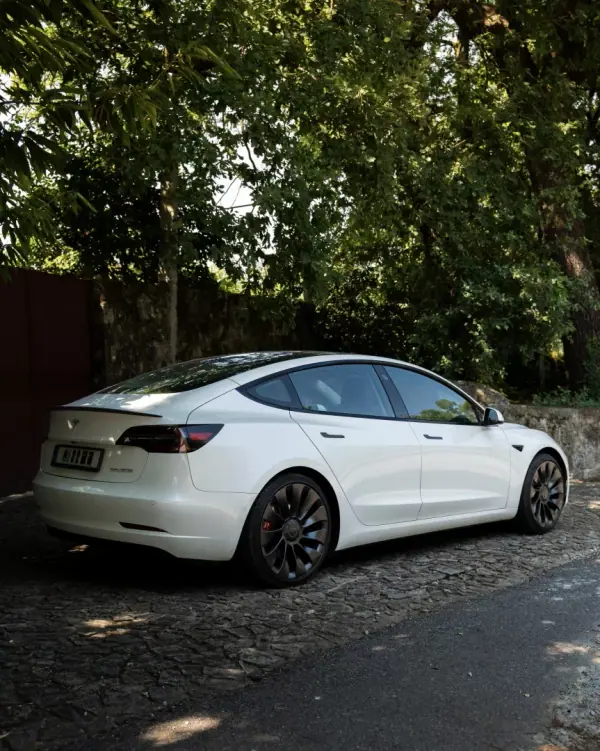 Tesla Model 3 2021 - 31999 EUR, 127000 km - AUTO.MOTO.pt - 127000km - foto 2 de 14