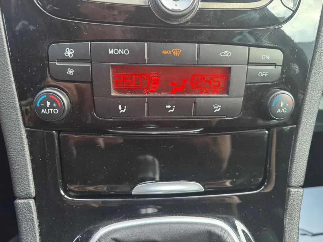 Ford S-Max 2011 - 4900 EUR, 299900 km - AUTO.MOTO.pt - 299900km - foto 8 de 10