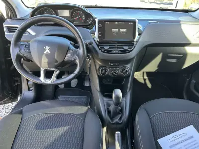 Peugeot 208 2016 - 9500 EUR, 133450 km - AUTO.MOTO.pt - 133450km - foto 7 de 17