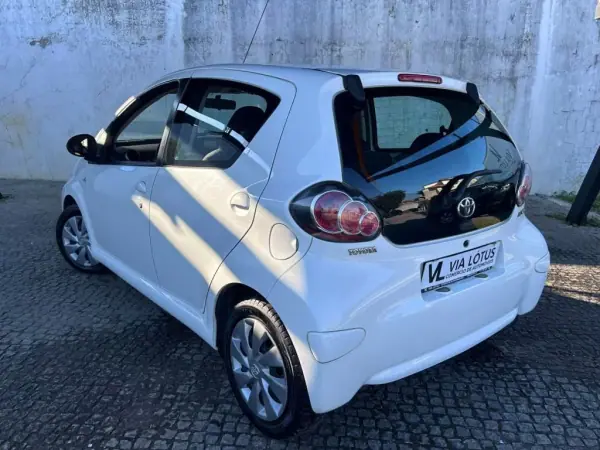 Toyota Aygo 2014 - 8900 EUR, 134000 km - AUTO.MOTO.pt - 134000km - foto 7 de 22