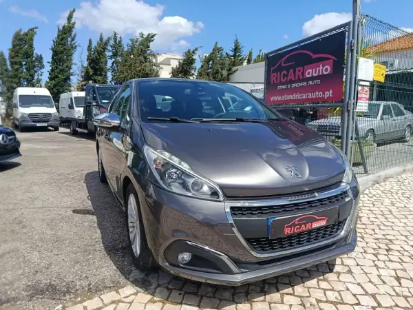 Peugeot 208 2019 - 11900 EUR, 104199 km - AUTO.MOTO.pt - 104199km - foto 25 de 26