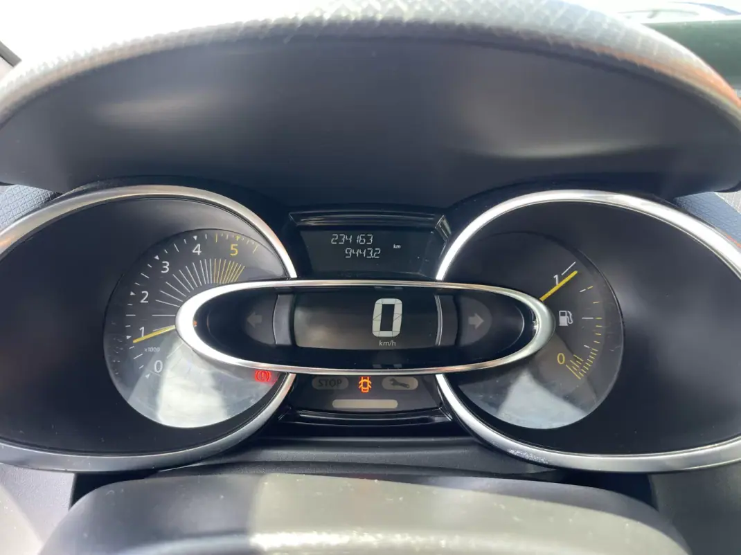 Renault Clio 2015 - 8950 EUR, 234122 km - AUTO.MOTO.pt - 234122km - foto 11 de 12