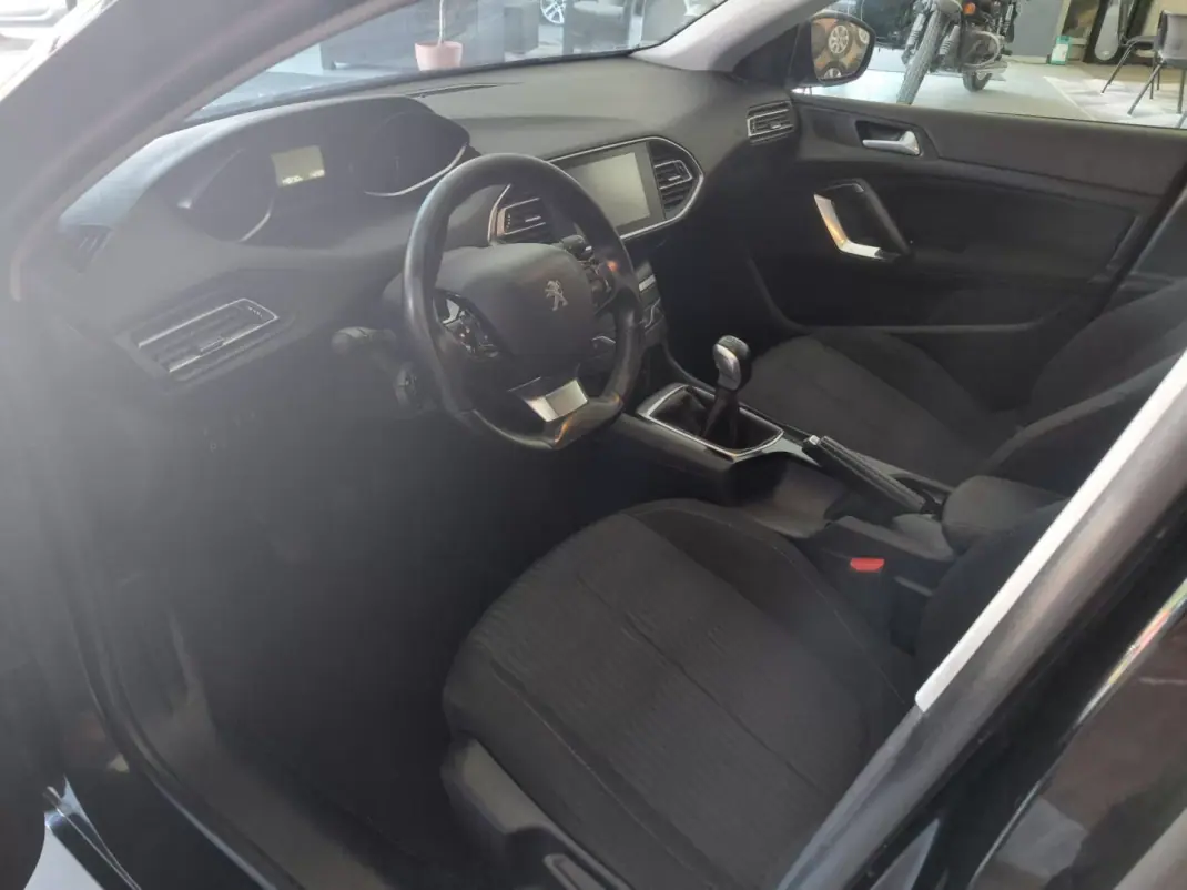Peugeot 308 2016 - 9999 EUR, 145000 km - AUTO.MOTO.pt - 145000km - foto 8 de 18