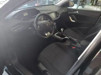 Peugeot 308 2016 - 9999 EUR, 145000 km - AUTO.MOTO.pt - 145000km - foto 8 de 18