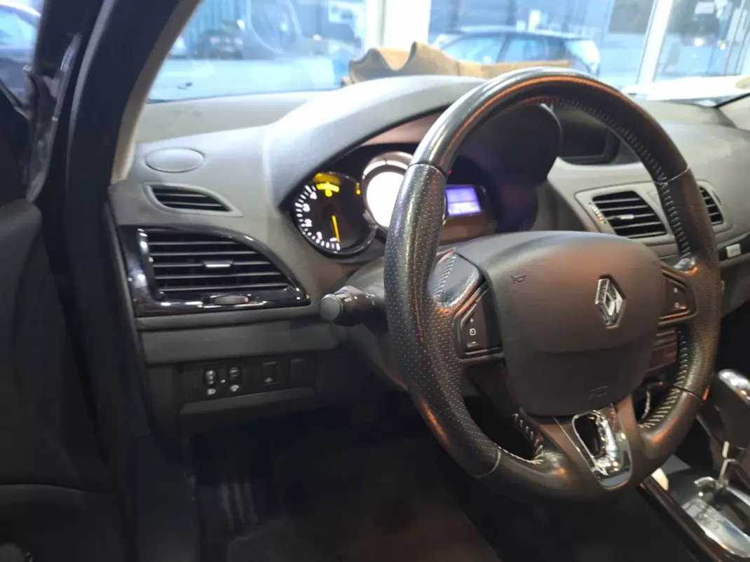 Renault Mégane Coupe 2013 - 9900 EUR, 177543 km - AUTO.MOTO.pt - 177543km - foto 12 de 17