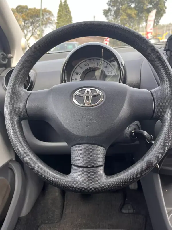Toyota Aygo 2011 - 7000 EUR, 114200 km - AUTO.MOTO.pt - 114200km - foto 11 de 16