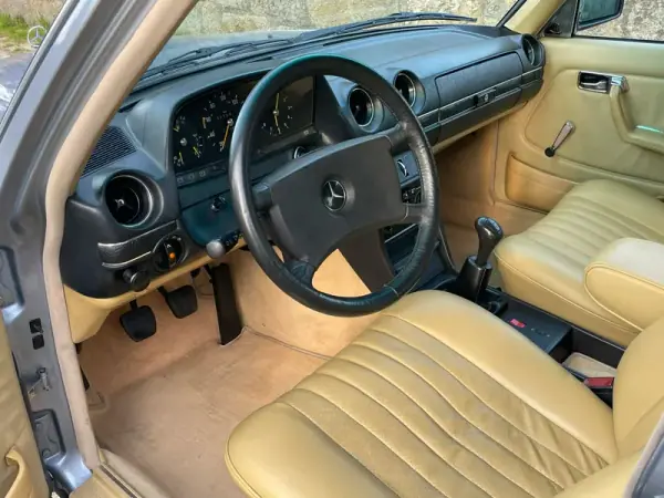 Mercedes-Benz 300 1982 - 13900 EUR, 233000 km - AUTO.MOTO.pt - 233000km - foto 12 de 32